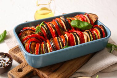 Beyaz arka planda lezzetli Ratatouille yemeği.