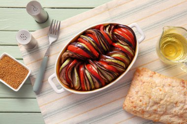 Yeşil ahşap arka planda lezzetli Ratatouille yemeği.