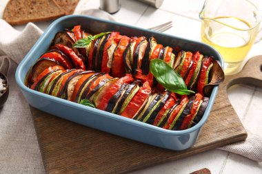 Beyaz fayanslı lezzetli Ratatouille yemeği.