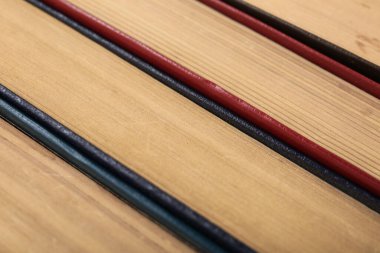 Arkaplan olarak dizilmiş eski kitapların yakın görünümü