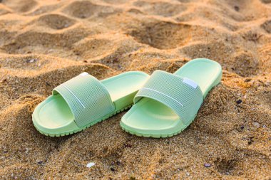 Tatil köyündeki kumda şık taklalar atıyor.