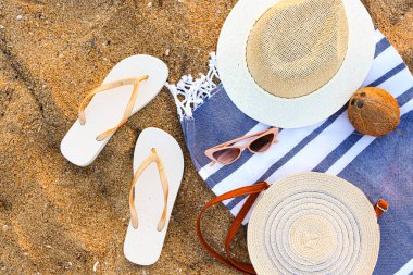 Sahildeki aksesuarlarla süslü taklalar.