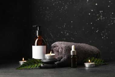 Siyah arkaplan üzerine spa malzemeleri seti
