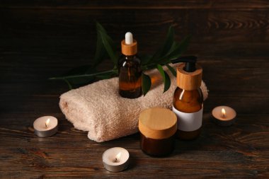 Ahşap arka planda spa malzemeleri seti