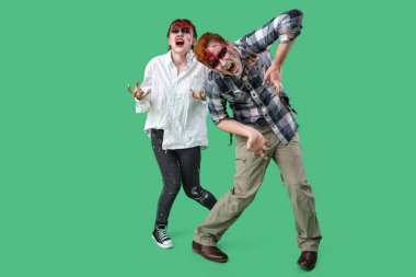 Yeşil arka planda korkunç zombiler