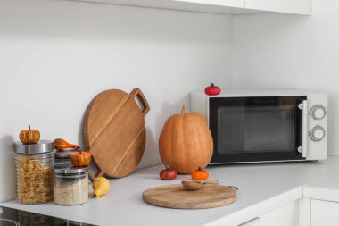 Cadılar Bayramı balkabakları ve mutfak tezgahında yemek ve kesim tahtaları