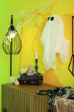 Cadılar Bayramı balkabakları ve odada klozet üzerine kitaplar.