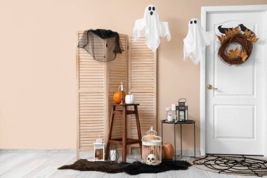 Salonun içi Cadılar Bayramı için kapı ve masalarla süslenmiş.