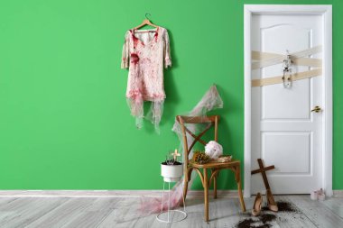 Salonun içi Cadılar Bayramı için kapı ve sandalyeyle süslenmiş.