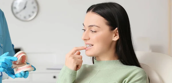 Dentysta Gospodarstwa Model Szczęki Kobiety Aparatem Stomatologicznym Klinice — Zdjęcie stockowe