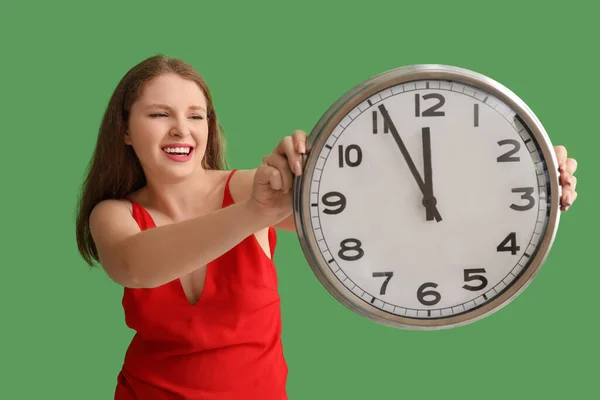 Jovem Estressada Com Relógio Fundo Verde Conceito Limite — Fotografia de Stock