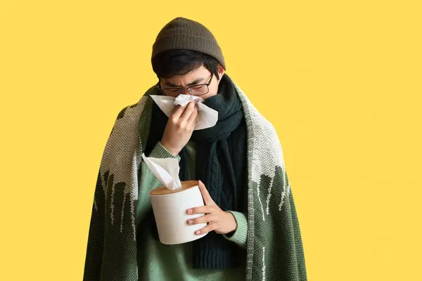 Ill Aziatische Man Met Tissue Box Gele Achtergrond — Stockfoto