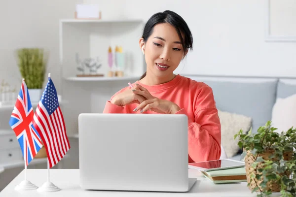 Beautiful Asian Woman Laptop Learning Czech Language Online Home — Stock fotografie