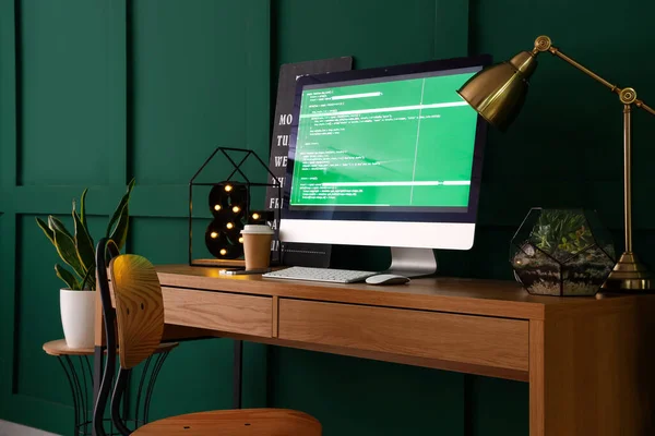 Ofisinde Bilgisayar Monitörü Bir Fincan Kahvesi Olan Programcı Işyeri — Stok fotoğraf