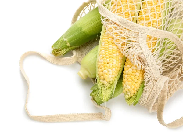 白い背景に新鮮なトウモロコシのコブが付いている網袋 — ストック写真