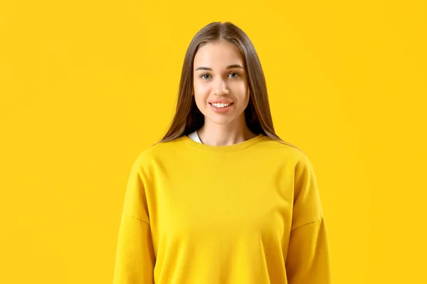 Jovem Mulher Fundo Amarelo — Fotografia de Stock