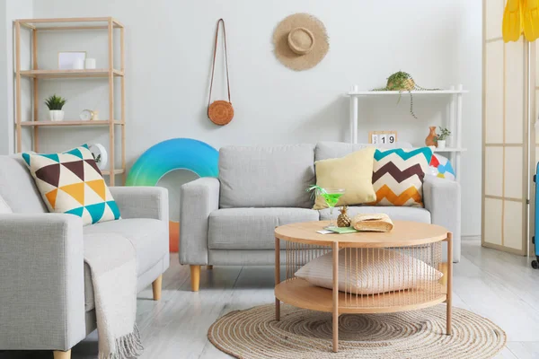 Plaj aksesuarlarıyla aydınlık oturma odasının şık bir iç mekanı.