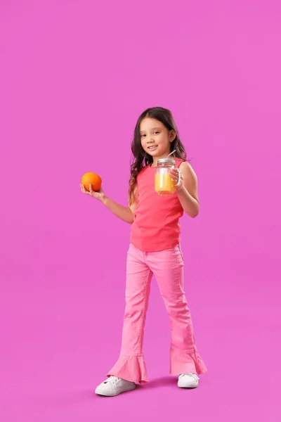Pequeña Chica Asiática Con Naranja Fresca Tarro Albañil Jugo Cítricos — Foto de Stock