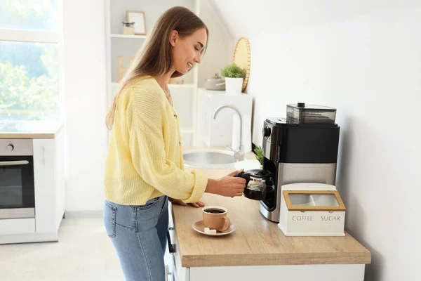 Beautiful Young Woman Using Coffee Machine Kitchen — Stock Photo, Image