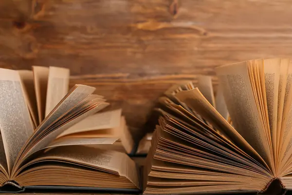 木の背景に古い本を開く クローズアップ — ストック写真