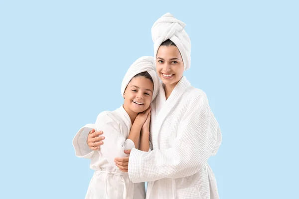 Madre Feliz Con Hija Pequeña Batas Baño Abrazándose Sobre Fondo —  Fotos de Stock