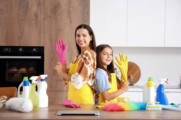 Szczęśliwa Matka Swoją Córeczką Wkładającą Gumowe Rękawiczki Sprzątania Kuchni — Zdjęcie stockowe