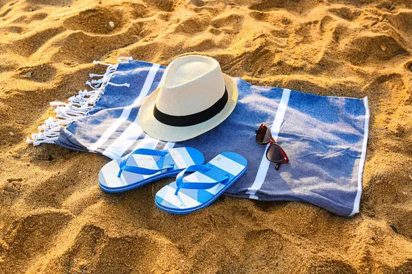 Sahildeki aksesuarlarla süslü taklalar.