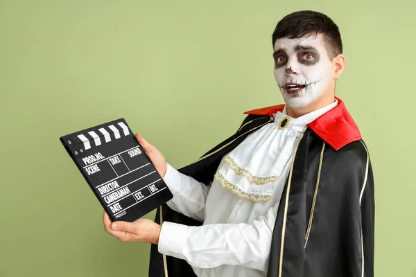 Jeune Homme Habillé Pour Halloween Comme Vampire Avec Clapperboard Sur — Photo