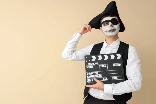 Beau Jeune Homme Habillé Pour Halloween Comme Pirate Avec Clapperboard — Photo