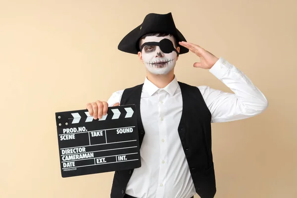 Beau Jeune Homme Habillé Pour Halloween Comme Pirate Avec Clapperboard — Photo