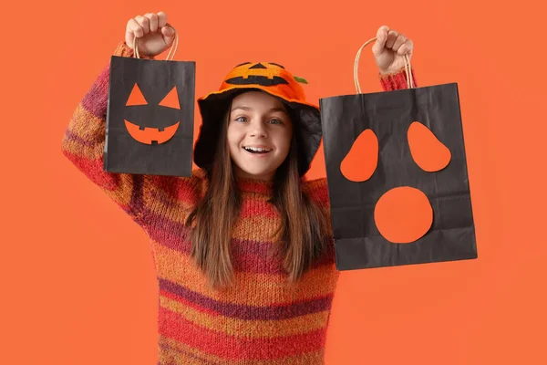 Klein Meisje Met Halloween Geschenkzakjes Oranje Achtergrond — Stockfoto