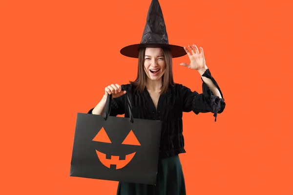 Giovane Donna Vestita Halloween Come Strega Con Sacchetto Regalo Sfondo — Foto Stock
