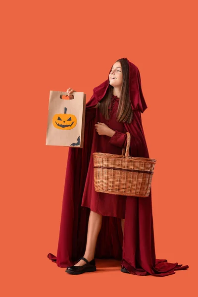 Malá Dívka Oblečená Halloween Dárkovou Taškou Košíkem Oranžovém Pozadí — Stock fotografie