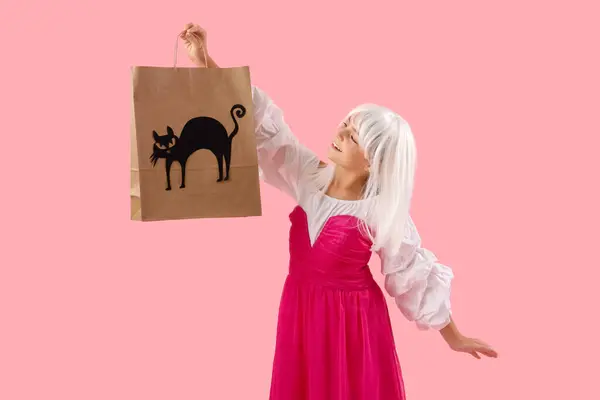 Little Girl Dressed Halloween Gift Bag Pink Background — Stock Photo, Image