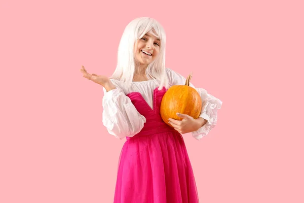Κοριτσάκι Ντυμένο Για Halloween Κολοκύθα Ροζ Φόντο — Φωτογραφία Αρχείου
