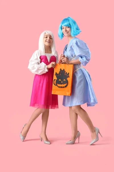 Kislány Anyjával Öltözött Halloween Ajándék Táska Rózsaszín Háttér — Stock Fotó