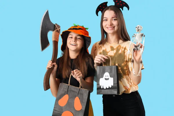 Kleines Mädchen Mit Ihrer Mutter Halloween Mit Geschenktüten Auf Blauem — Stockfoto