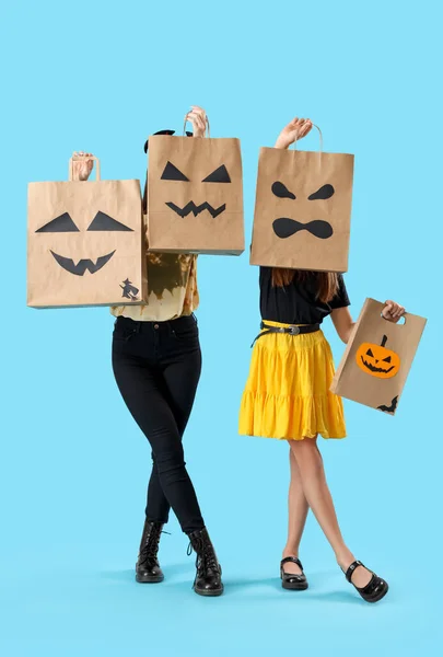 Liten Flicka Med Sin Mamma Klädd För Halloween Med Presentpåsar — Stockfoto