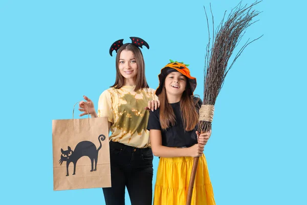 Menina Com Sua Mãe Vestida Para Halloween Com Saco Presente — Fotografia de Stock