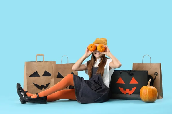 Klein Meisje Met Halloween Pompoenen Geschenkzakjes Zittend Blauwe Achtergrond — Stockfoto