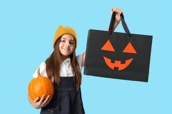 Liten Flicka Med Halloween Presentpåse Och Pumpa Blå Bakgrund — Stockfoto