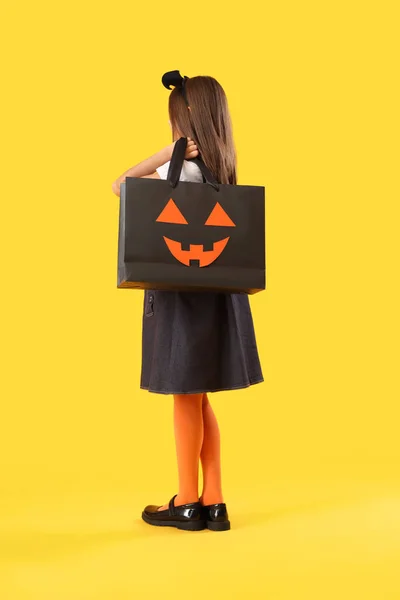 Klein Meisje Gekleed Voor Halloween Met Geschenk Zak Gele Achtergrond — Stockfoto