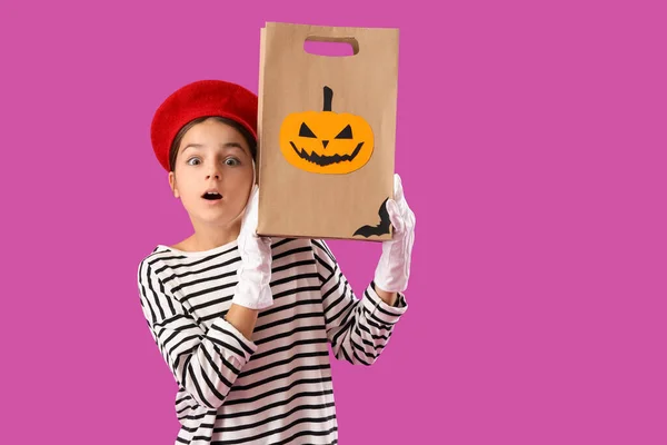 Kleines Mädchen Halloween Als Pantomime Mit Geschenktüte Auf Lila Hintergrund — Stockfoto