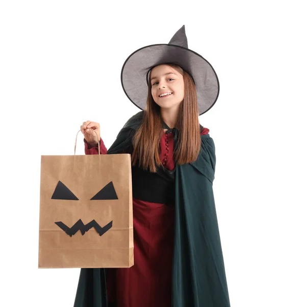 Κοριτσάκι Ντυμένο Για Halloween Μάγισσα Τσάντα Δώρο Λευκό Φόντο — Φωτογραφία Αρχείου