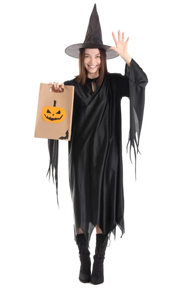 Mladá Žena Oblečená Halloween Jako Čarodějnice Dárkovým Sáčkem Bílém Pozadí — Stock fotografie