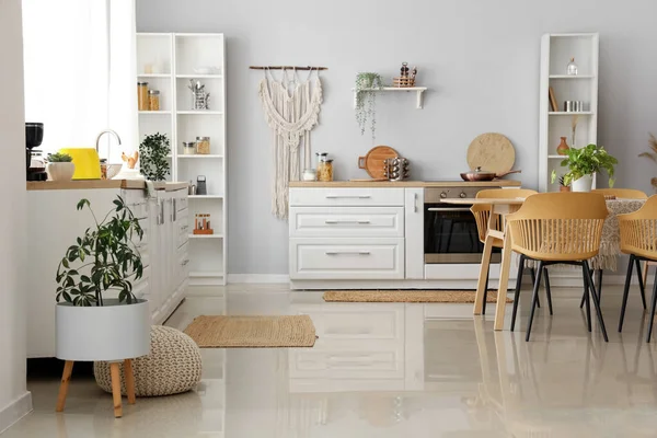 Interior Cocina Ligera Con Mostradores Blancos Alfombras Mimbre — Foto de Stock