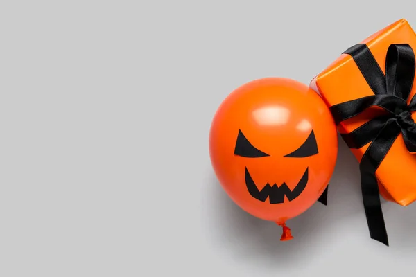 Divertente Palloncino Arancione Halloween Scatola Regalo Sfondo Grigio — Foto Stock