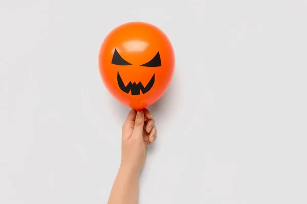 Vrouwelijke Hand Met Grappige Halloween Oranje Ballon Witte Achtergrond — Stockfoto