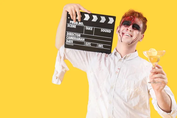 Młody Człowiek Ubrany Halloween Jako Zombie Klaskaczem Filmowym Koktajlem Żółtym — Zdjęcie stockowe