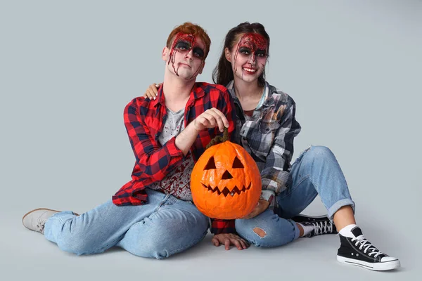 Gruselige Zombies Mit Halloween Kürbis Auf Grauem Hintergrund — Stockfoto